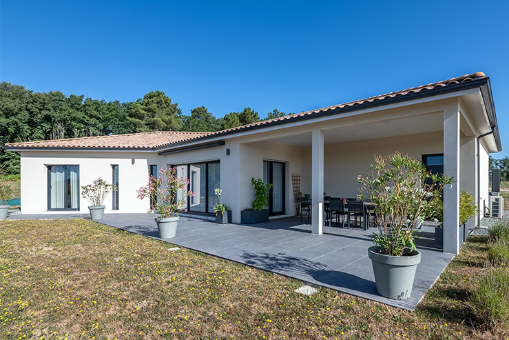 Terrasse couverte d'une maison moderne en Dordogne