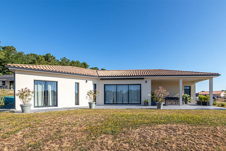 Maison contemporaine avec terrasse couverte et large baie vitrée