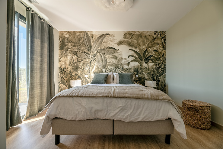 Chambre adulte avec grand lit double et baie vitrée