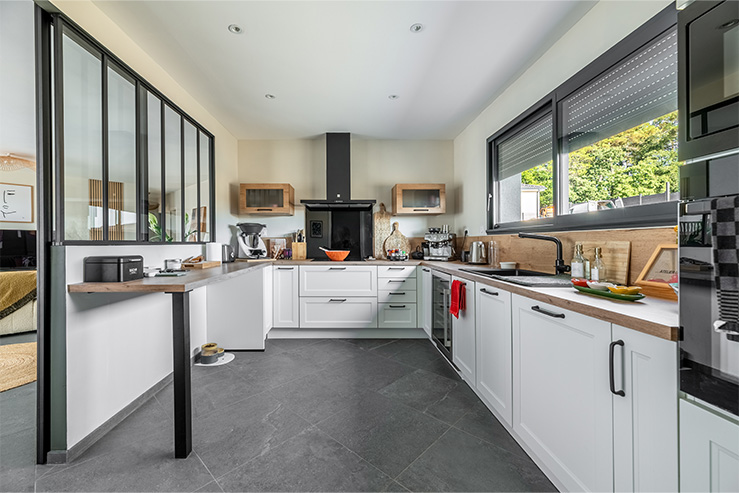 Cuisine semi ouverte moderne avec verrière atelier