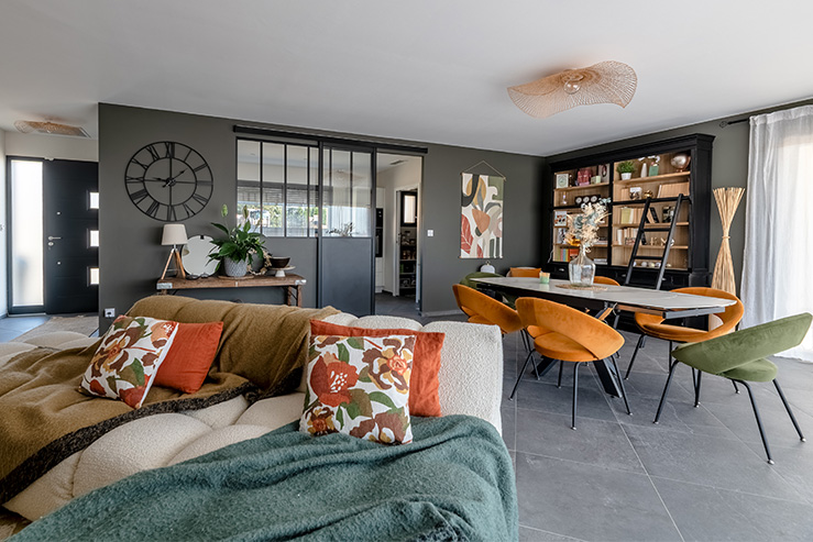 Salon moderne avec décoration contemporaine