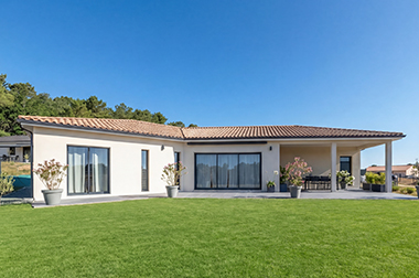 Maison moderne de plain pied avec terrasse couverte en Dordogne